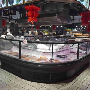 Corner refrigerated display case for cooked food
